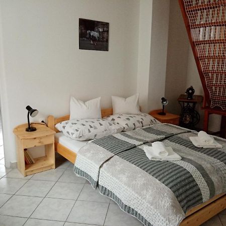 Villa Eoetvoes Nyaralo Siófok Esterno foto