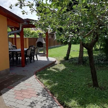 Villa Eoetvoes Nyaralo Siófok Esterno foto