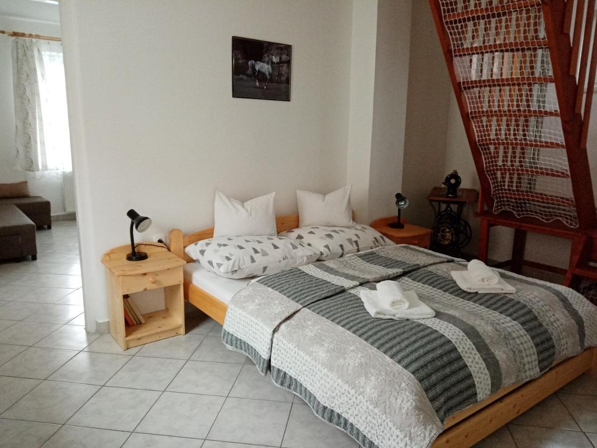 Villa Eoetvoes Nyaralo Siófok Esterno foto