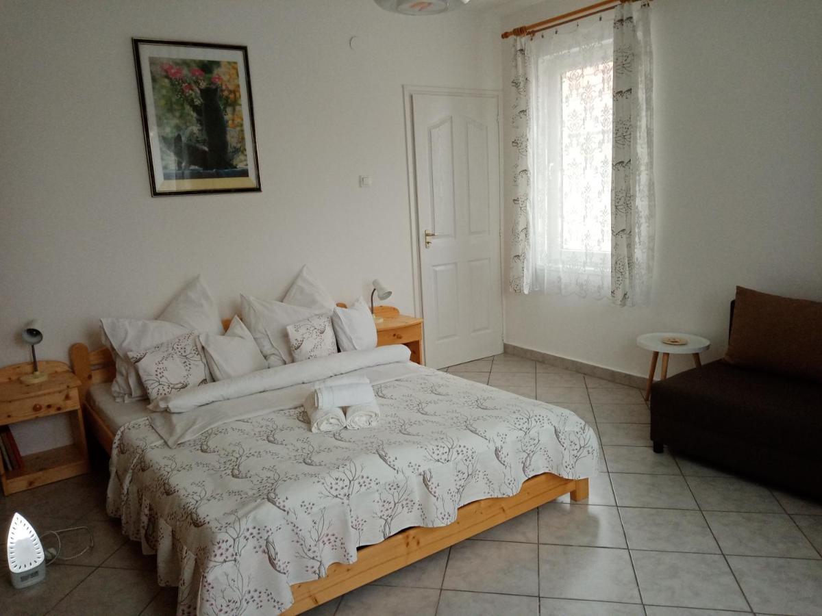 Villa Eoetvoes Nyaralo Siófok Esterno foto