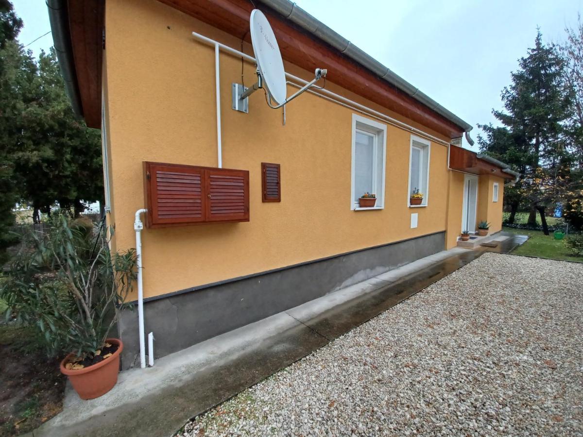 Villa Eoetvoes Nyaralo Siófok Esterno foto