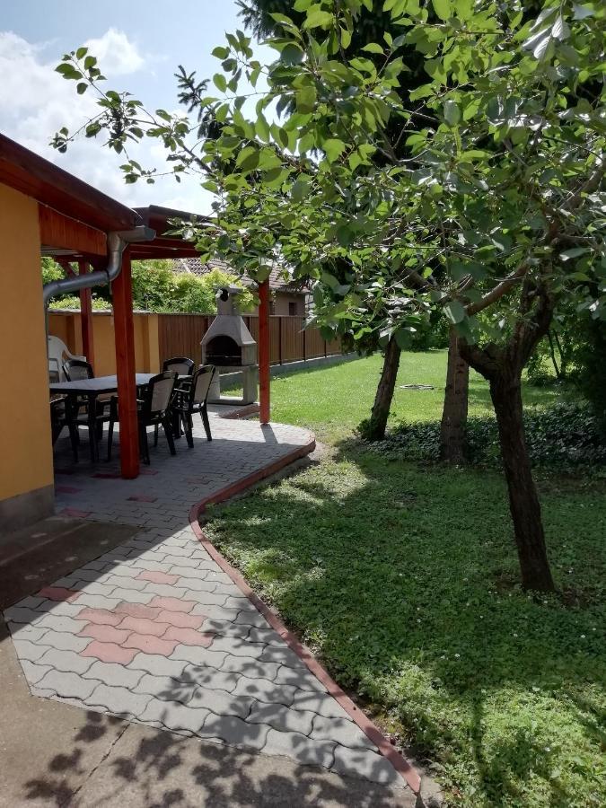 Villa Eoetvoes Nyaralo Siófok Esterno foto