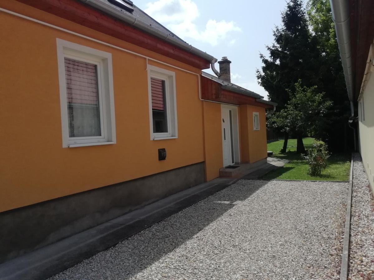Villa Eoetvoes Nyaralo Siófok Esterno foto